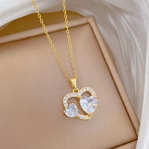 Elegantes Detail einer Herz-Anhänger-Halskette mit Zirkonia-Steinen und Goldkette