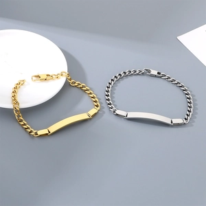 Detailweergave van DIY graveerbare goud- en zilveren Figaro-armbanden op grijs vlak