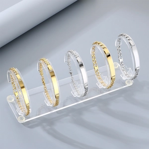 Collectie graveerbare ID-armbanden met Figaro- en Curb-kettingen in goud en zilver.