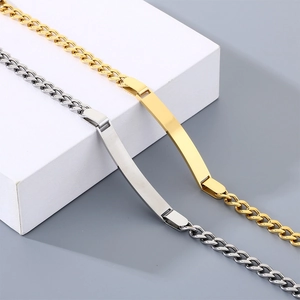 Gedetailleerde weergave van goud- en zilveren gourmette ID-armbanden voor gravure