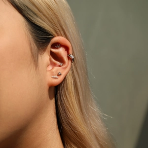 Σκουλαρίκια S925 από ασήμι με μοϊσανίτη και ear cuffs φορεμένα σε μοντέλο