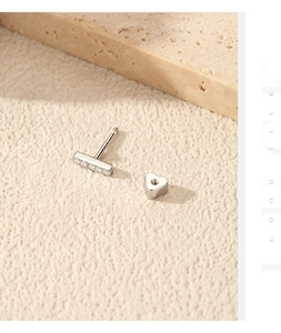 Λεπτομέρεια σκουλαρίκι Moissanite από ασήμι S925 με βιδωτό κούμπωμα σε καρδιά