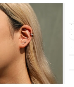Λεπτομερής προβολή από σκουλαρίκια και ear cuff από ασήμι S925 και moissanite σε μοντέλο