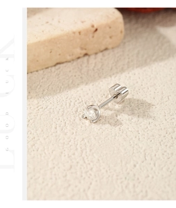 Λεπτομερής μακροεντολή σκουλαρίκι moissanite από ασήμι S925 με βιδωτό κούμπωμα καρδιά