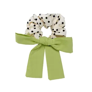 Haargummi im Waldstil mit Polka-Dots und grüner Schleife für elegantes Haarstyling