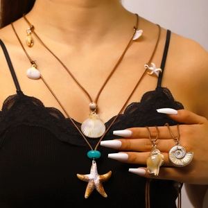 Ensemble de colliers bohèmes avec pendentifs coquillages et étoiles de mer sur cordon