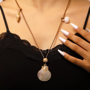 Détail du collier de coquillages fait main bohème avec cordon tressé et pendentif naturel