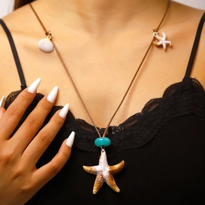 Détail du collier bohème avec pendentif étoile de mer et perles sur un mannequin