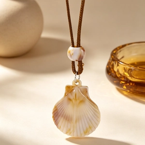 Vue détaillée du pendentif coquillage bohème avec textures naturelles et une perle marbrée