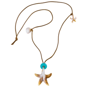 Détail du pendentif étoile de mer bohème avec texture résine et coquillage sur collier