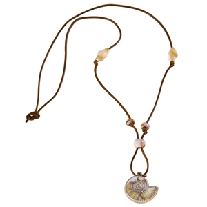 Détail du pendentif nautile océanique avec un collier en corde tressée marron bohème