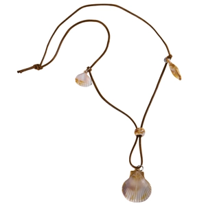 Détail macro de pendentifs en coquillage naturel sur cordon tressé marron réglable