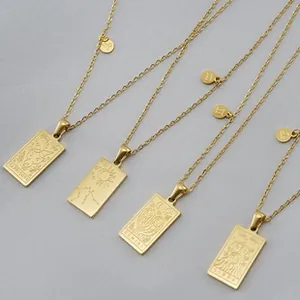 Detalle de cuatro collares de acero inoxidable oro 18K con colgantes grabados de constelaciones