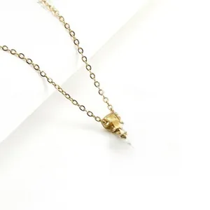Detalle macro del collar con colgante de Acuario cuadrado en acero inoxidable dorado 18K