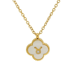 Detalle del collar Tauro bañado en oro de 18K con nácar blanco y diseño de trébol