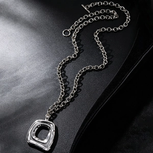 Vue détaillée d'un collier géométrique en alliage argenté avec finition texturée