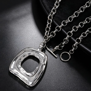 Vue détaillée d'un collier chaîne argenté vintage avec pendentif géométrique irrégulier