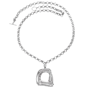 Vue détaillée d'un collier en chaîne argentée avec pendentif géométrique évidé