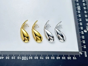 Detailed scale measurement showing 30mm gold and silver water drop earrings