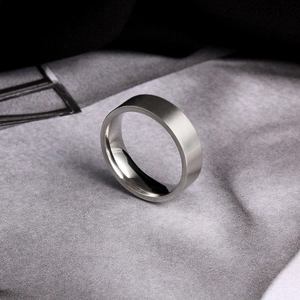 Minimalistische zilveren titaniumstalen ring met geborstelde matte afwerking en vlak profiel