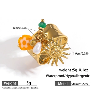 Anello in acciaio dorato con fiore arancione, perla e ciondolo a sole largo 1.9cm