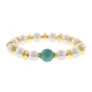 Stijlvolle elegante kralen armband met witte parels, gouden elementen en groene steen.