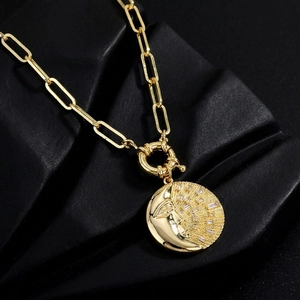 Goldene Büroklammer-Halskette mit Mondgesicht-Anhänger und Zirkon-Mikroeinlage