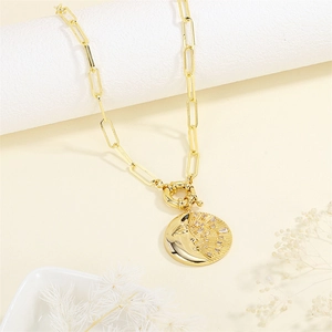 Detailansicht der goldenen Büroklammerkette mit Mond- und Sonnen-Münzanhänger
