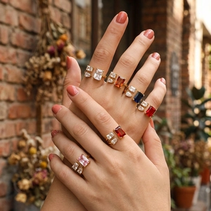 Détails de bagues ajustables plaquées or 18 carats avec zircons colorés sur la main