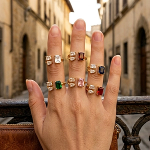Détail de bagues réglables plaquées or 18 carats avec pierres précieuses colorées