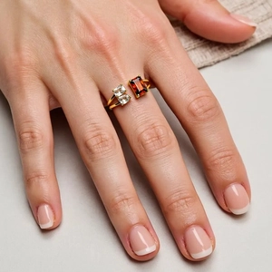 Bague ouverte ajustable plaquée or 18K avec zircons rouges et blancs taille émeraude