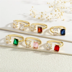Lot de six bagues ajustables plaquées or 18 carats avec zircons multicolores