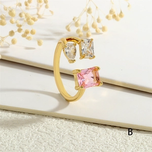 Détail d'une bague dorée ajustable sertie de cristaux blancs et rose rectangulaire