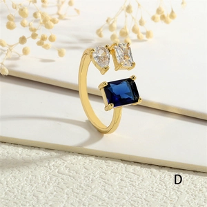 Gros plan détaillé d'une bague plaquée or 18 carats ornée de zircons poire et rectangles