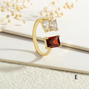Détail de la bague ajustable plaquée or 18 carats avec zircons rouges et transparents