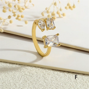 Détail macro de la bague ajustable plaquée or 18K sertie de zircons de haute qualité