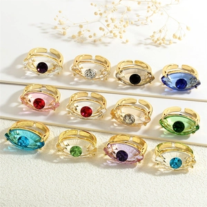 Set aus 12 bunten Evil Eye Ringen mit Goldbeschichtung und verstellbaren Bändern