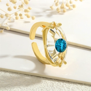 Makroaufnahme verstellbarer Goldring mit blauem Kristall-Auge und Zirkonia-Besatz