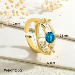 Makro-Detail des goldenen Teufelsaugen-Rings mit Maßen von 24x12mm und blauem Glas