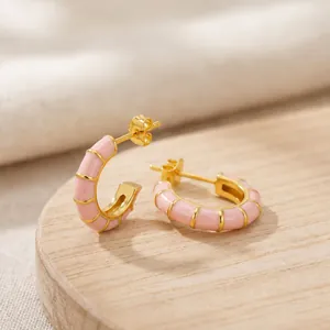 Detail von 18K vergoldeten C-Ohrringen mit hellrosa handgefertigtem Emaille-Finish