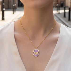 Elegante Goldkette mit lila ovalem Anhänger und dreidimensionalem Schmetterlings-Design