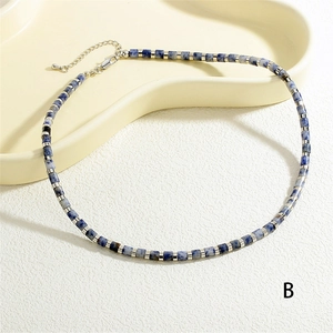 Dettaglio collana con perle di marmo blu, distanziatori argentati e chiusura a moschettone