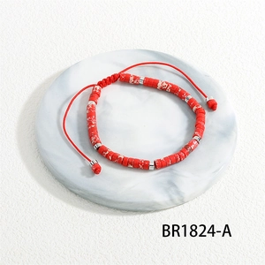 Macro-detail van de handgemaakte rode stenen kralenarmband met verstelbaar geweven touw