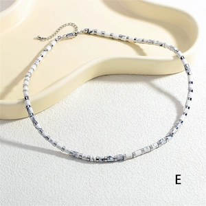 Dettaglio della collana di perle marmorizzate con distanziali argento e chiusura a moschettone