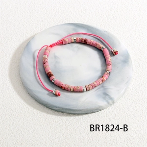 Detail van roze natuursteen kralenarmband met verstelbaar gevlochten koord en zilveren kralen