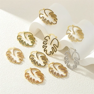 Hohlblatt-Ohrringe in Gold und Silber mit mehrfarbigen Mikro-Zirkon-Steinen besetzt