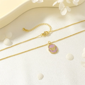 Goldene Schmetterling-Halskette mit violettem Perlmutt-Anhänger und feiner Boxkette