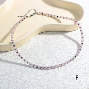 Dettaglio della collana con perline rosa, distanziatori argentati e chiusura a moschettone