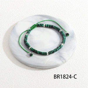 Detail van handgeweven malachiet armband met verstelbaar koord en zilveren tussenstukjes
