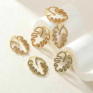 Exquisite goldene Monstera-Blatt-Ohrringe mit bunten Mikro-Zirkonia-Steinen besetzt